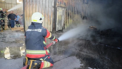 Mersinde palet imalathanesinde çıkan yangın kontrol altına alındı