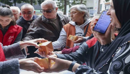 Mersinde Regaip Kandilinde 15 bin kandil simidi dağıtıldı