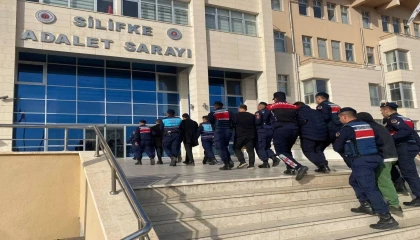 Mersinde tekneye kaçak sigara operasyonu: 6 tutuklama