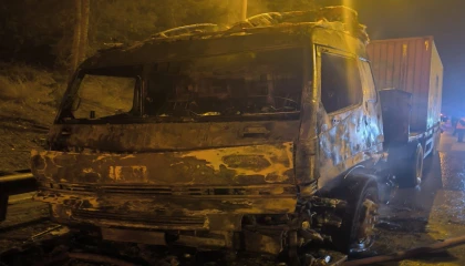 Mersinde tır yanarak kullanılamaz hale geldi