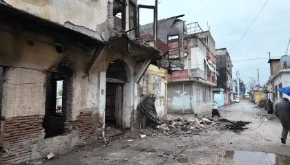 Metruk binanın bir bölümü gürültüyle yıkıldı: Mahalleli deprem sandı