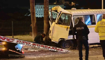 Minibüs refüje çıktı: Alkollü sürücü yaralandı