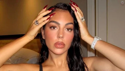 Minik bikinisiyle sahilde koştu