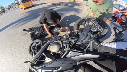 Motosiklet sürücüsü kaskı sayesinde yara almadan kurtuldu