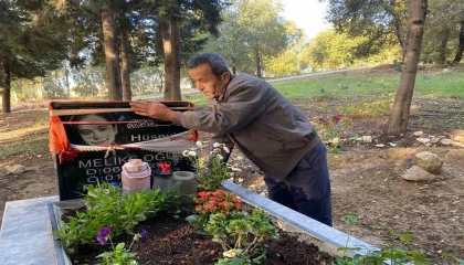 Motosikletle okula götürdüğü kızını kazada kaybetti, mezarına diktiği çiçeklere hırsızlar musallat oldu