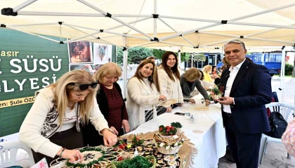 Muratpaşa Belediyesinden kadınlara kapı süsü atölyesi