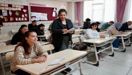 Öğrenciler dışarıda, veliler sınavda