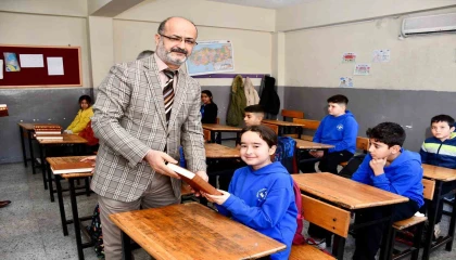 Öğrencilere Kuran-ı Kerim hediye edildi