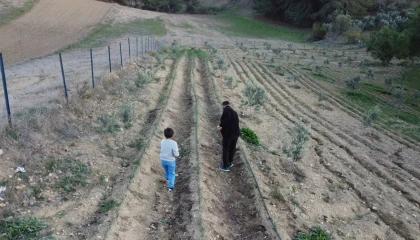 Osmaniyede depremi yaşadı, toprağa tutundu