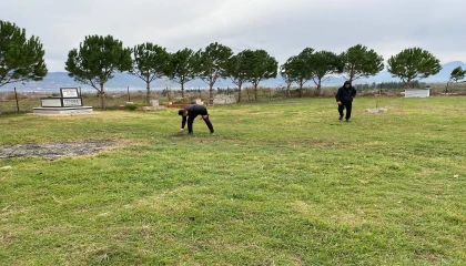 Osmaniyede gençlerden örnek davranış: Bayrak yenilendi, çeşmeler onarıldı