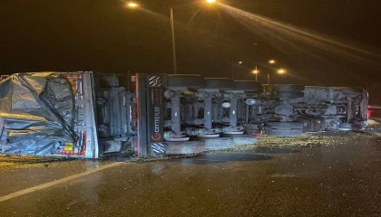 Osmaniyede mısır yüklü kamyon devrildi: 1 yaralı
