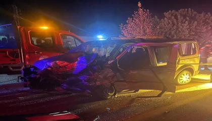 Osmaniyede otomobil ile hafif ticari araç çarpıştı: 3 ölü, 2 yaralı