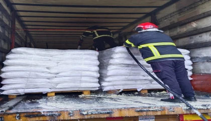 Osmaniyede seyir halindeki soya yüklü tırda yangın çıktı