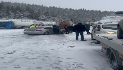 Osmaniyede yoğun kar yağışı zincirleme kazaya neden oldu