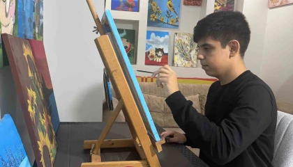 Otizmli çocuk ressam, sanatla kendi yolunu çizdi