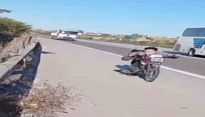 Otobanda motosikletin üzerine yatarak şov yapan sürücüye 63 bin TL ceza