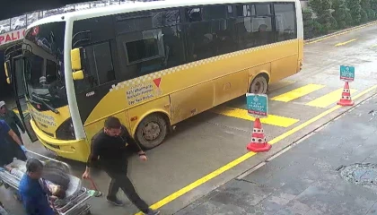 Otobüs şoförü bayılan çocuğu hastaneye yetiştirdi