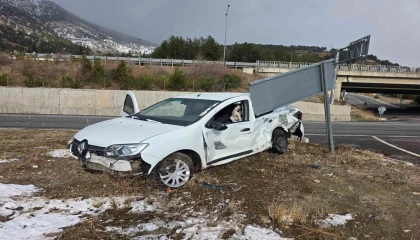 Otomobil ile tır çarpıştı