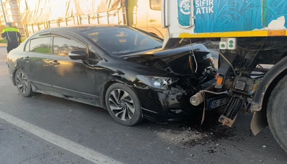 Otomobil yol süpürme aracıyla çarpıştı