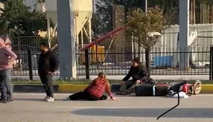 Otomobilin çarptığı motosikletteki 2 kişi yaralandı