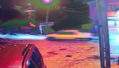 Otomobilin metrelerce aşağı düştüğü o anlar kameraya yansıdı: 2 yaralı