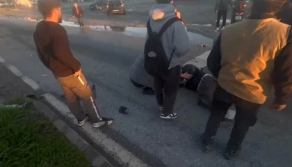 Otomobille çarpışan motosikletli metrelerce havaya savruldu