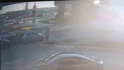 Otomobille çarpışan motosikletli yola savruldu: 1 yaralı