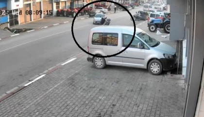 Otomobille çarpışan motosikletteki 2 kişi metrelerce savruldu