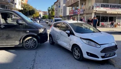 Otomobille hafif ticari aracın çarpışması kamerada