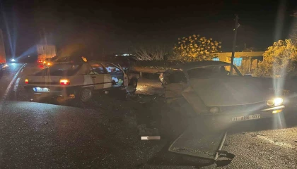 Otomobiller çarpıştı: 1 ölü, 2 yaralı