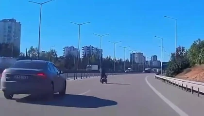 Otoyolda bisikletli tehlikesi: Kazaya ramak kaldı