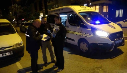 Park halindeki araçlara çarptı, pompalı tüfek ile işyeri sahibini yaraladı