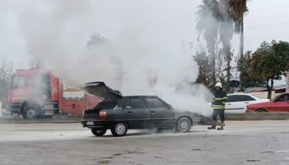 Park halindeki otomobilde yangın çıktı