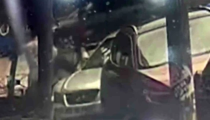 Park halindeki otomobilin dikiz aynasını tekme atıp kırdı