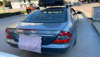 Plakası bezle kapatılan Mercedes plakasız çıktı
