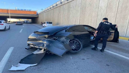 Porsche otomobil önce bir araca sonra alt geçit duvarına çarptı: 1 yaralı