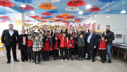 Sağlıkçılar, yatılı bölge okulu öğrencilerinin gönlüne dokundu