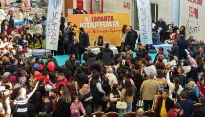 Şarkıcı Melis Fis, 8. Isparta Kitap Fuarında hayranlarıyla buluştu