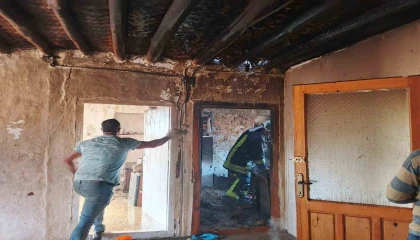 Şarkikaraağaçta çıkan yangında iki katlı evin bir bölümü yanarak küle döndü