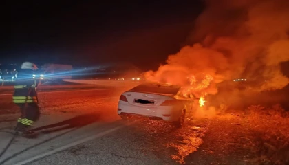 Seyir halindeki otomobil alevlere teslim oldu