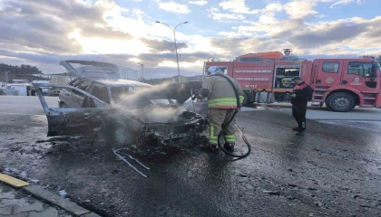 Seyir halindeyken yanmaya başlayan otomobil alevlere teslim oldu