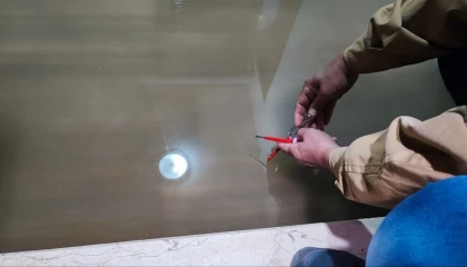 Sürekli su basan bodrum kata kontrol kalemiyle suyu test ederek giriyorlar