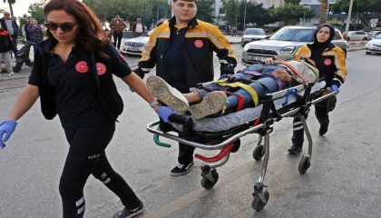 Taksi ile çarpışan motosikletli gençler metrelerce sürüklendi