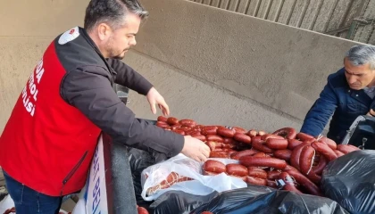 Tarihi geçmiş 850 kilogram sucuk ele geçirildi