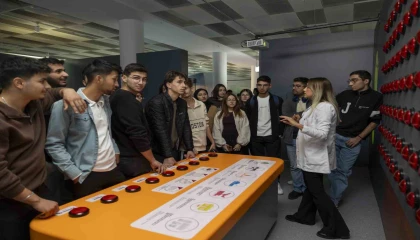 Tarsus Üniversitesi öğrencileri Mercan Bilim Merkezinde bilimle buluştu