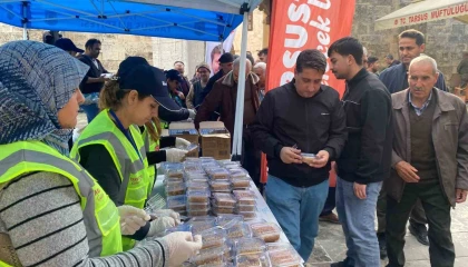 Tarsusta şehitler için helva ikramı