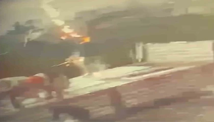 Tırdan yük indiren şahsa yıldırım isabet ettiği anlar kamerada