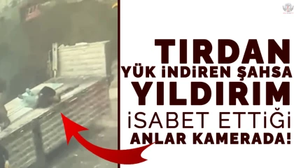 Tırdan yük indiren şahsa yıldırım isabet ettiği anlar kamerada