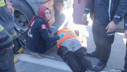 Tırın altında kalan karayolları işçisi hayatını kaybetti