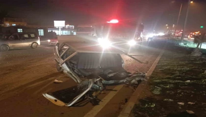 Tırla çarpışan Tofaş ikiye bölündü